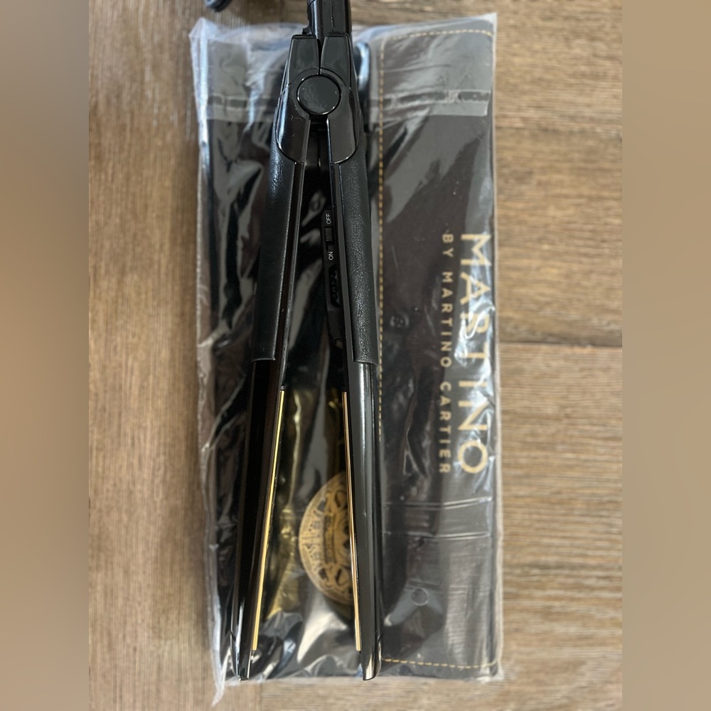 MARTINO BY MARTINO CARTIER LEATHER AND LACE GOLD TITANIUM STYLING IRON.